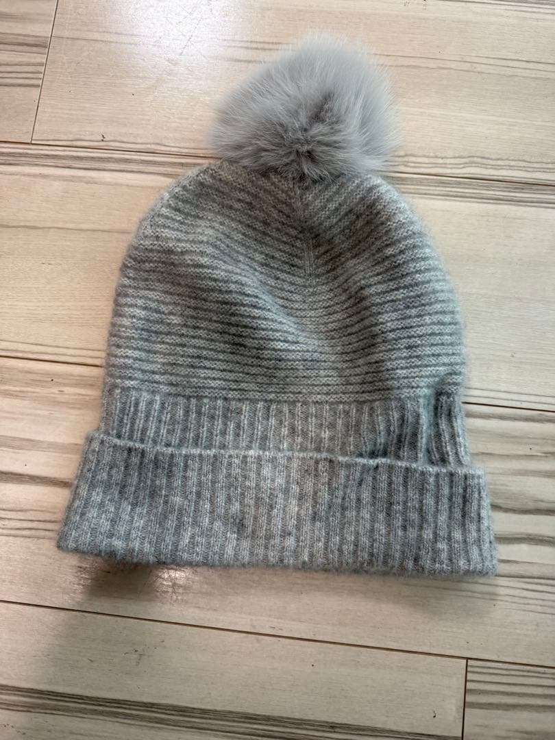 Theory グレー ポンポン付きニット帽 カシミヤ