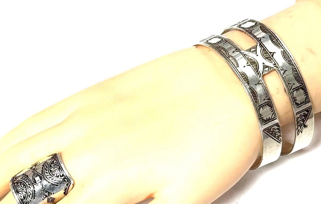 サハラ砂漠　トゥアレグ族　ハンドメイド　シルバーバングル