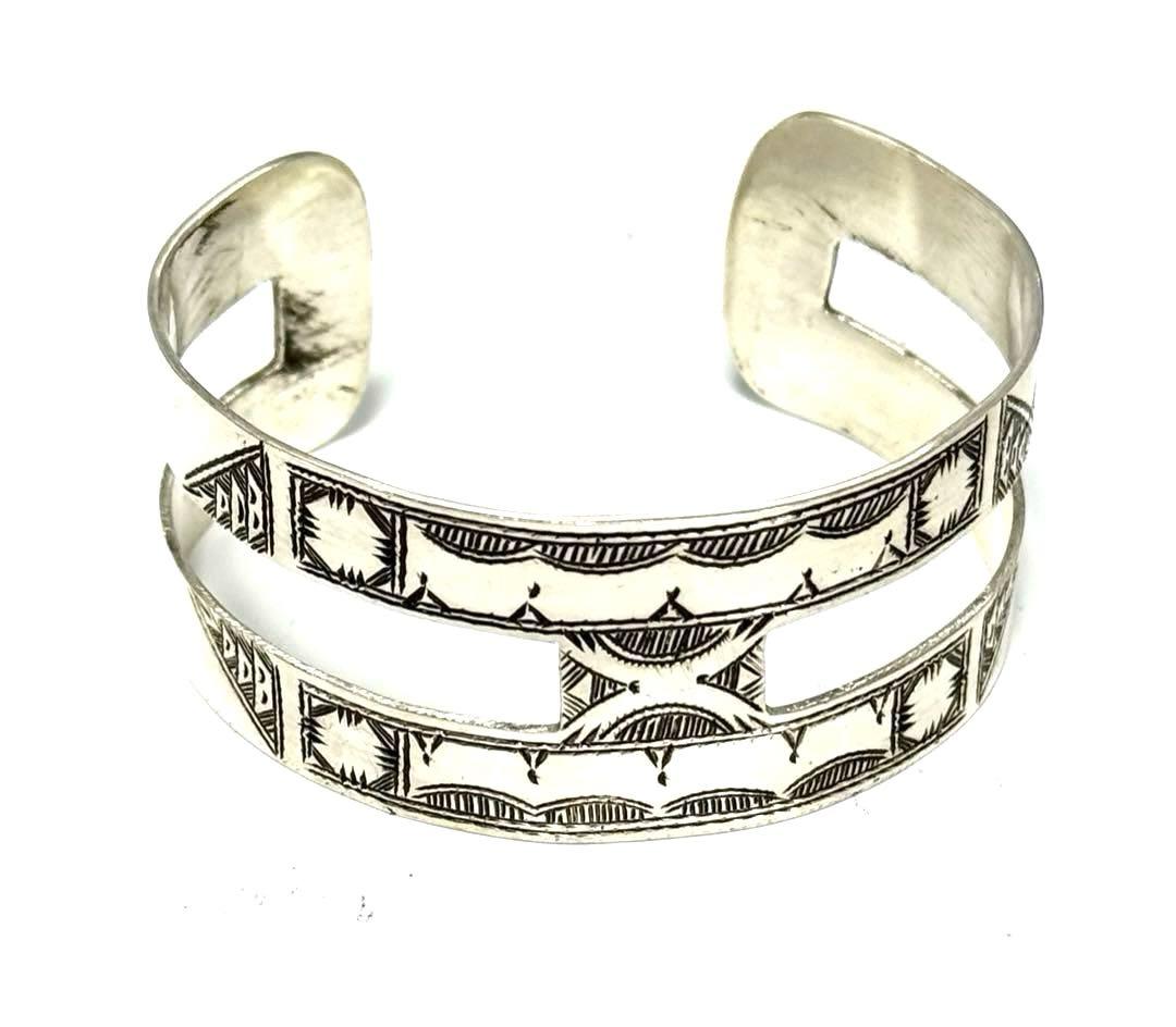 サハラ砂漠　トゥアレグ族　ハンドメイド　シルバーバングル