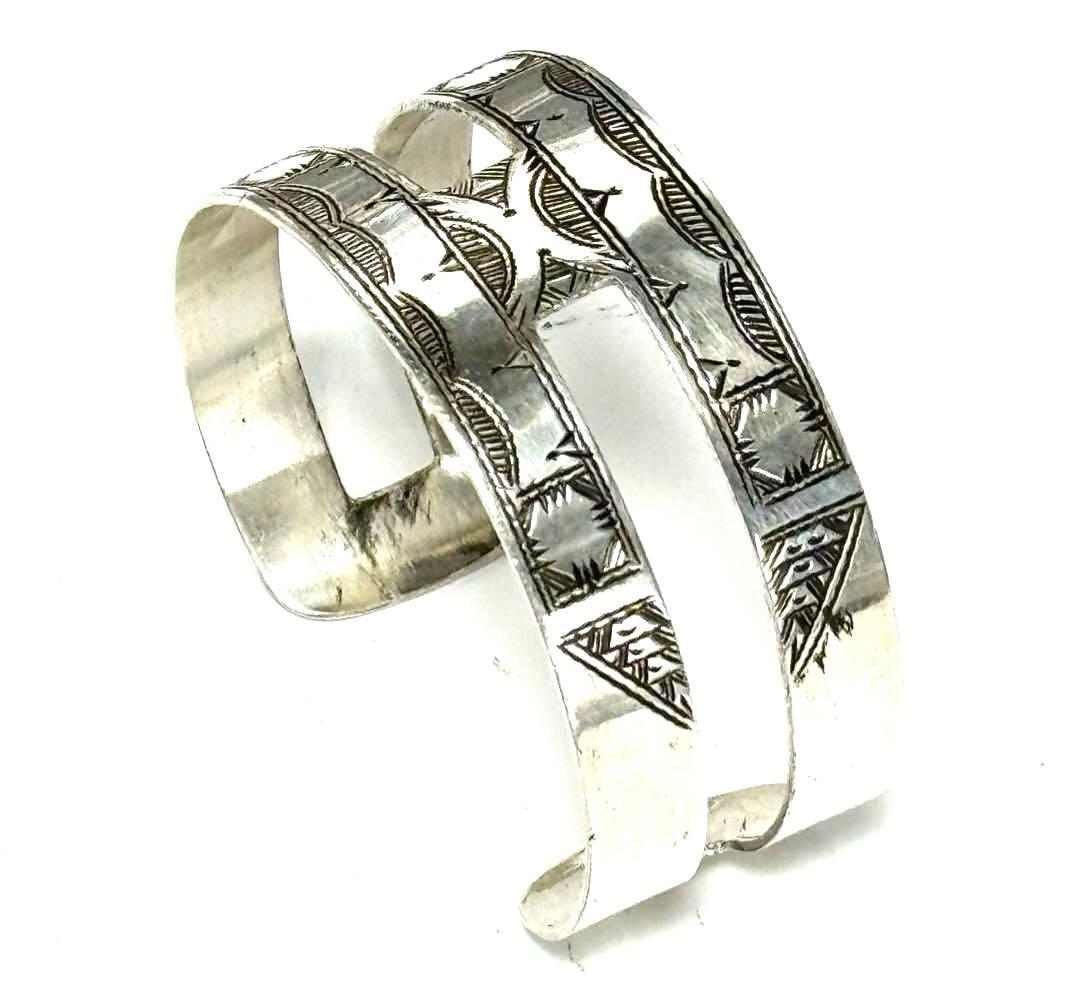 サハラ砂漠　トゥアレグ族　ハンドメイド　シルバーバングル