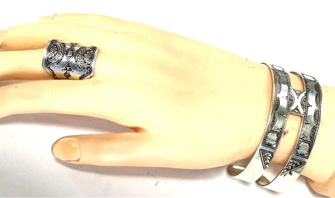 サハラ砂漠　トゥアレグ族　ハンドメイド　シルバーバングル