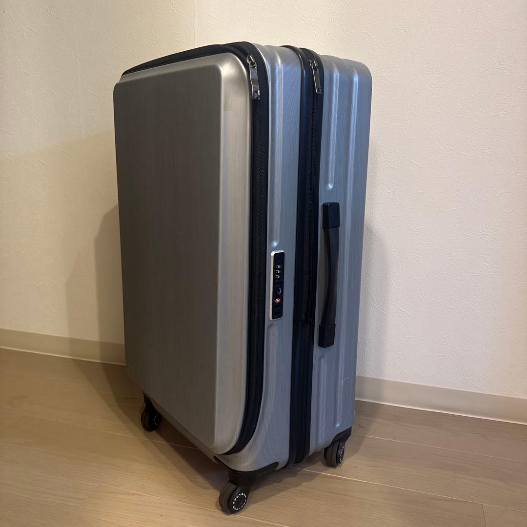 中型シルバーキャリーケース TSAロック付き