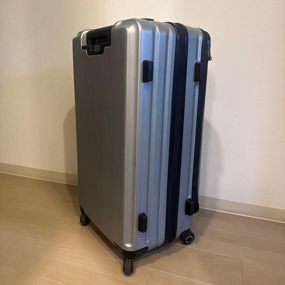 中型シルバーキャリーケース TSAロック付き