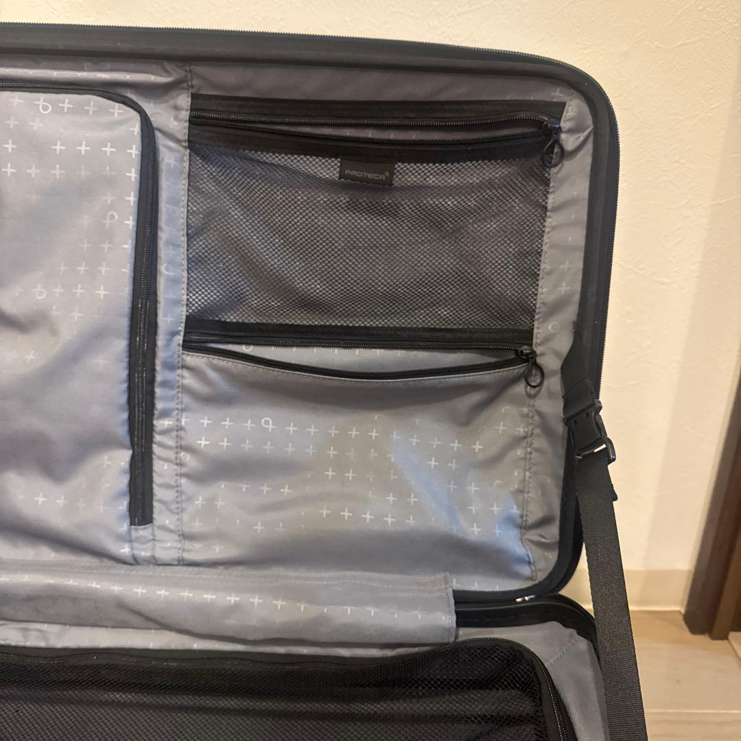 中型シルバーキャリーケース TSAロック付き