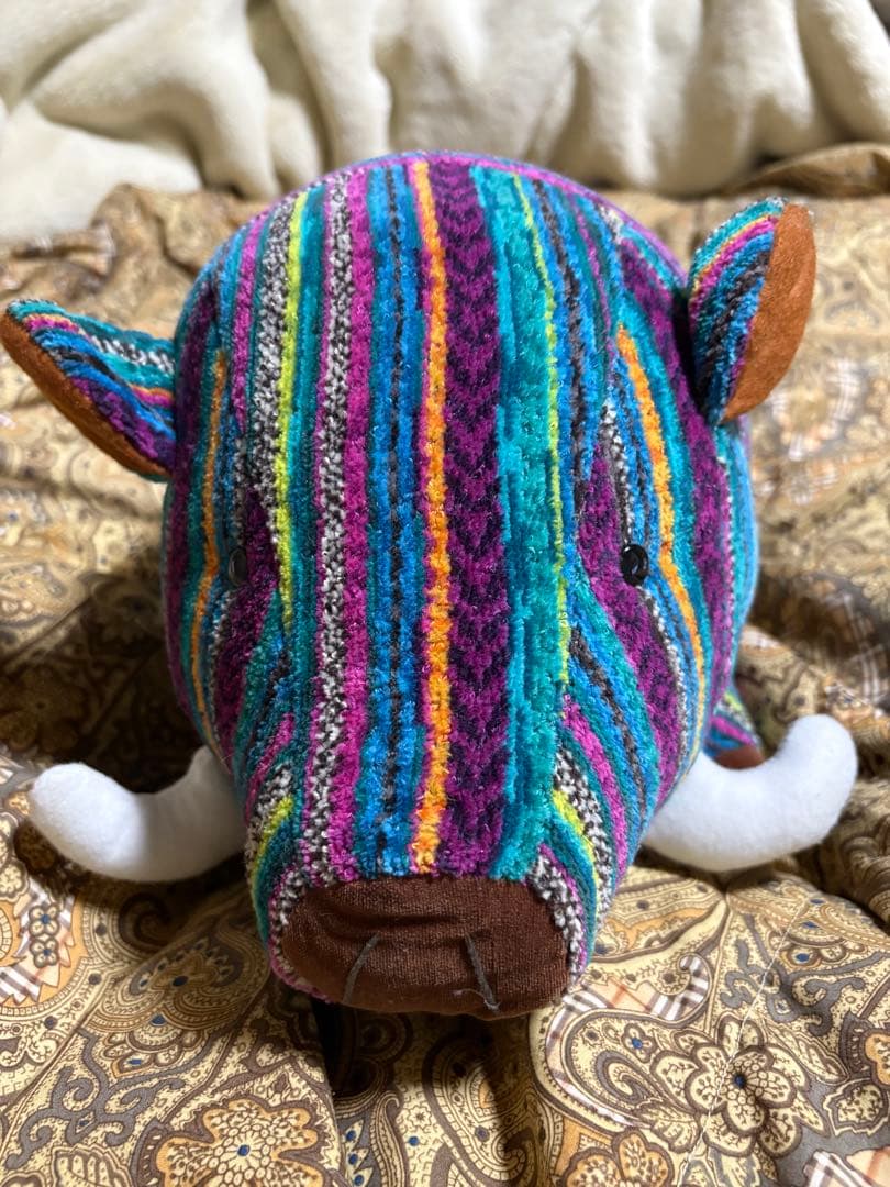 カラカラのイノシシ型ぬいぐるみ