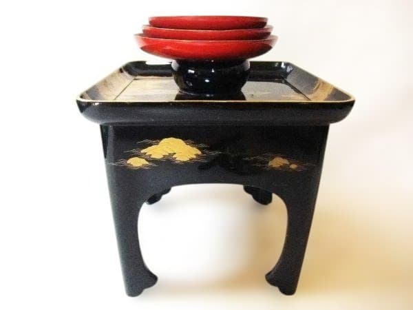 酒器 三ツ重揃 盃台 惣黒 金蒔絵 漆塗りの黒と金の膳と赤い皿