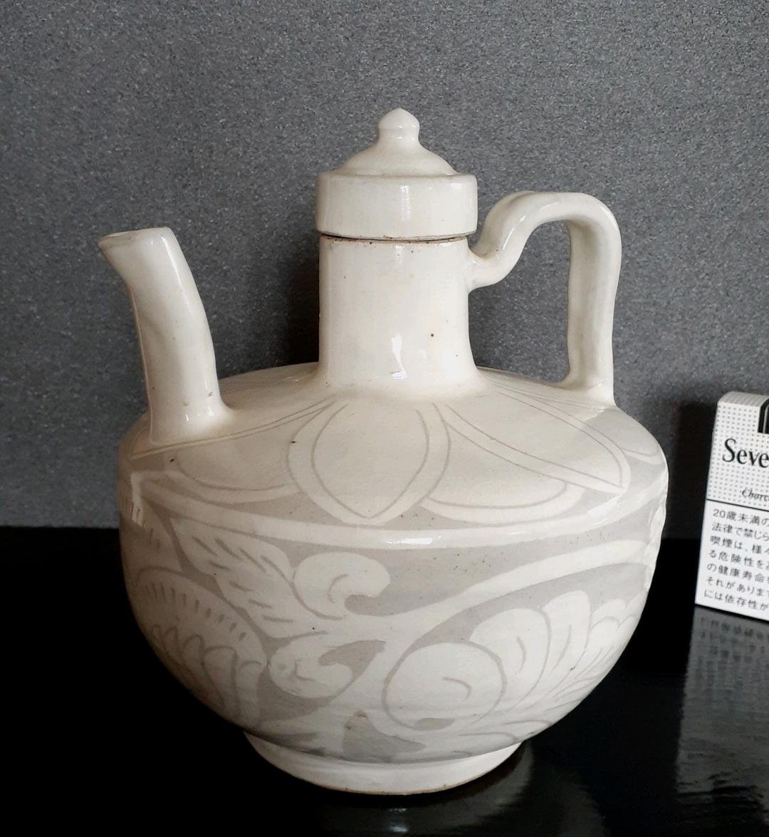 中国古美術　中国古陶磁器　古玩　磁州窯　白釉刻花　掻落し技法　唐草文様　水注