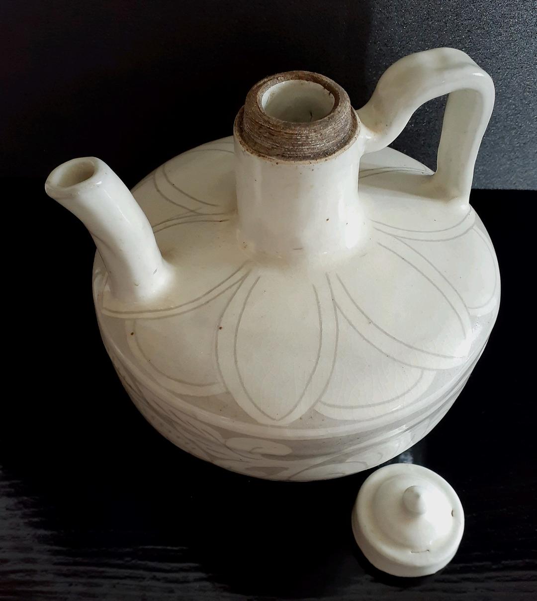 中国古美術　中国古陶磁器　古玩　磁州窯　白釉刻花　掻落し技法　唐草文様　水注