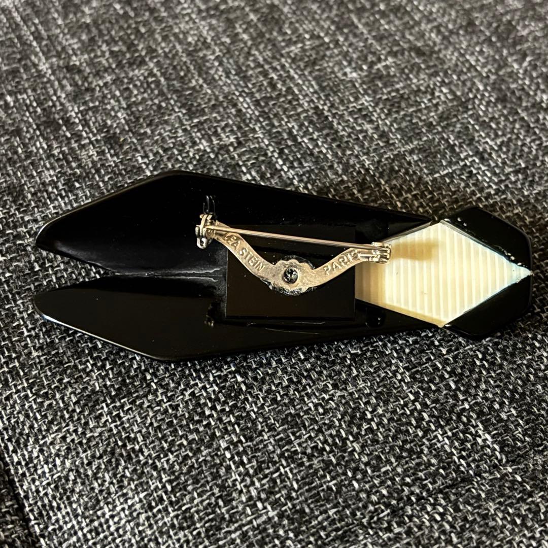 リアスタン　セミブローチ