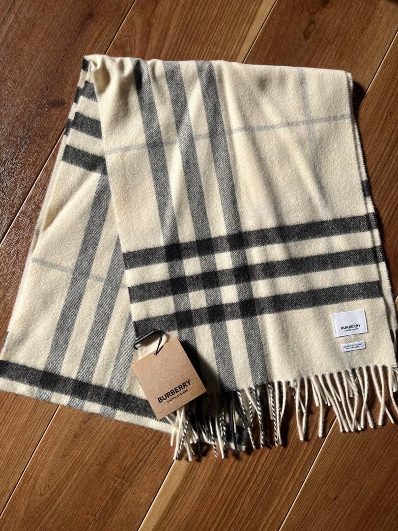 【新品未使用】美品❣️BURBERRY 100%カシミヤホワイトチェック柄マフラー