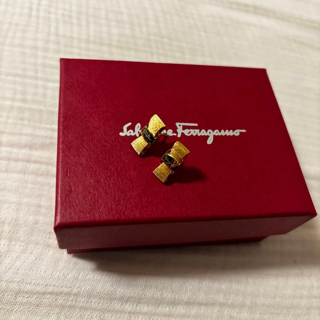 Salvatore Ferragamo フェラガモ　ゴールドリボン　ヴァラピアス