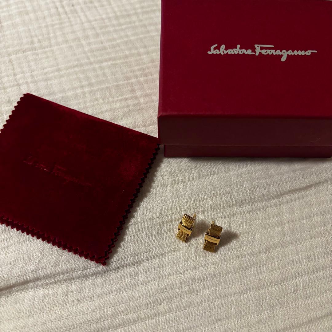 Salvatore Ferragamo フェラガモ　ゴールドリボン　ヴァラピアス