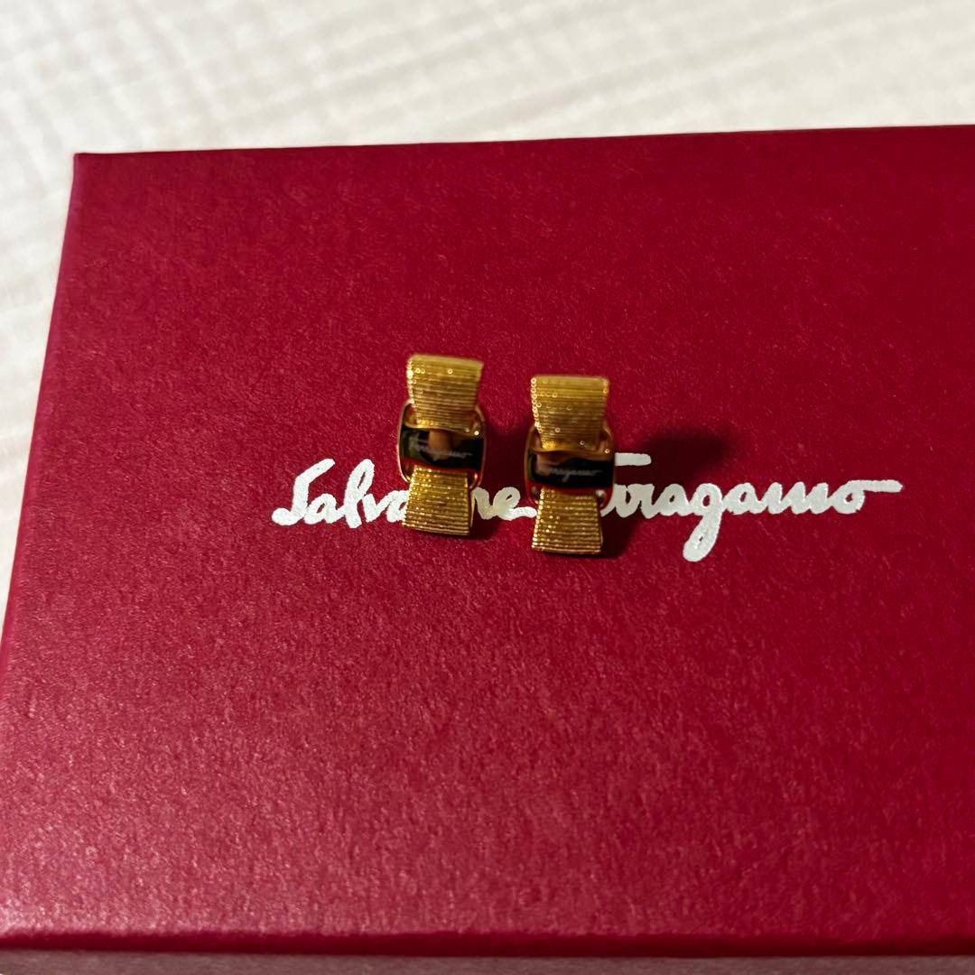 Salvatore Ferragamo フェラガモ　ゴールドリボン　ヴァラピアス
