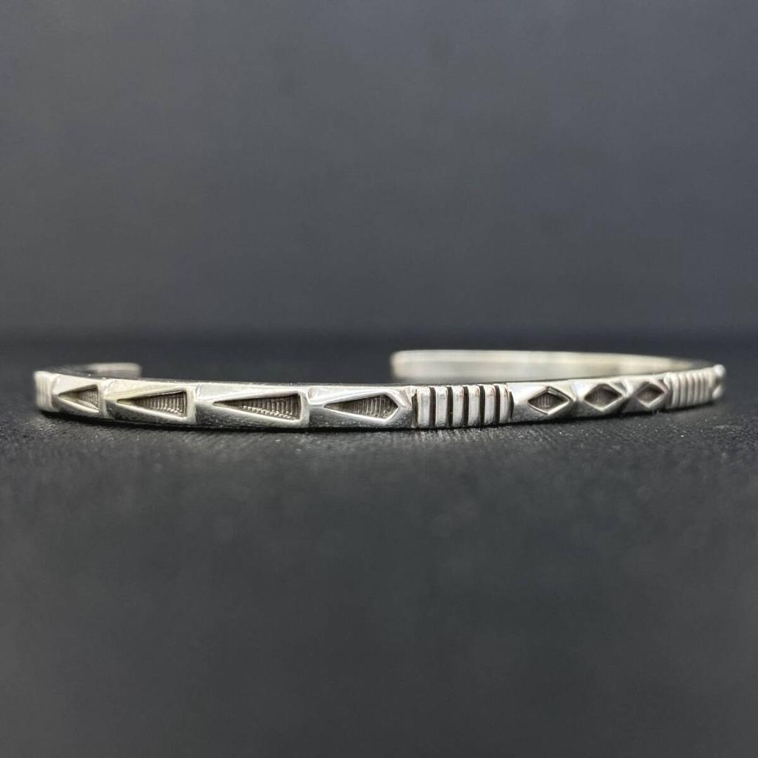 NAVAJO Jennifer Curtis シルバー スタンプワーク バングル