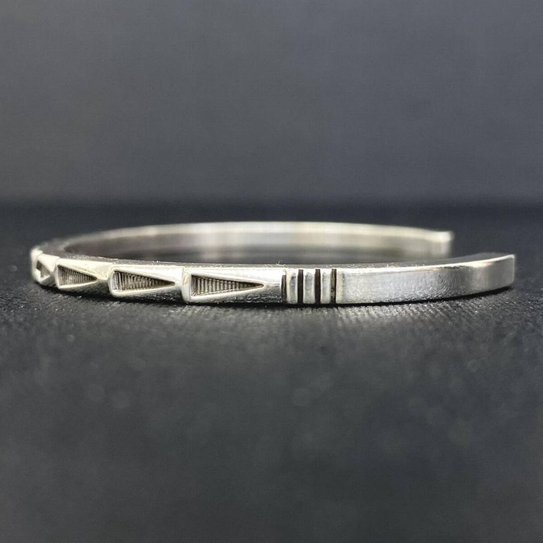 NAVAJO Jennifer Curtis シルバー スタンプワーク バングル