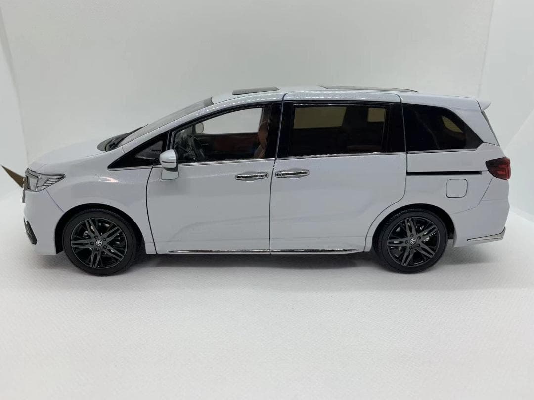 302-001 1/18 ホンダ オデッセイ 2022 ホワイト