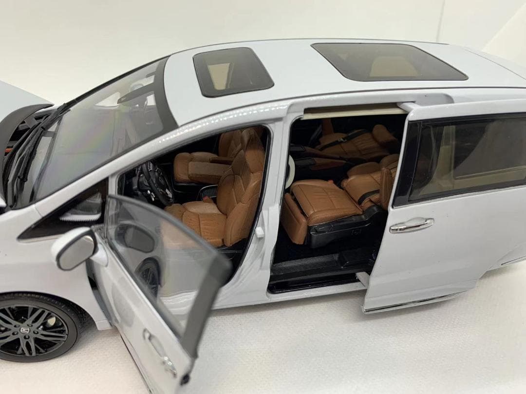 302-001 1/18 ホンダ オデッセイ 2022 ホワイト