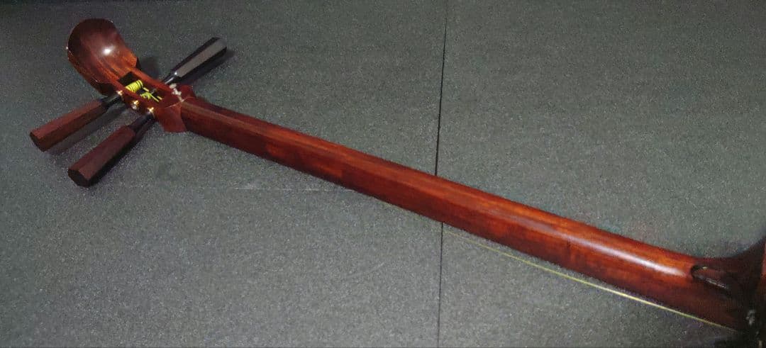 津軽三味線　太棹　東さわり　ハードケース　鍵付き【皮破れ】