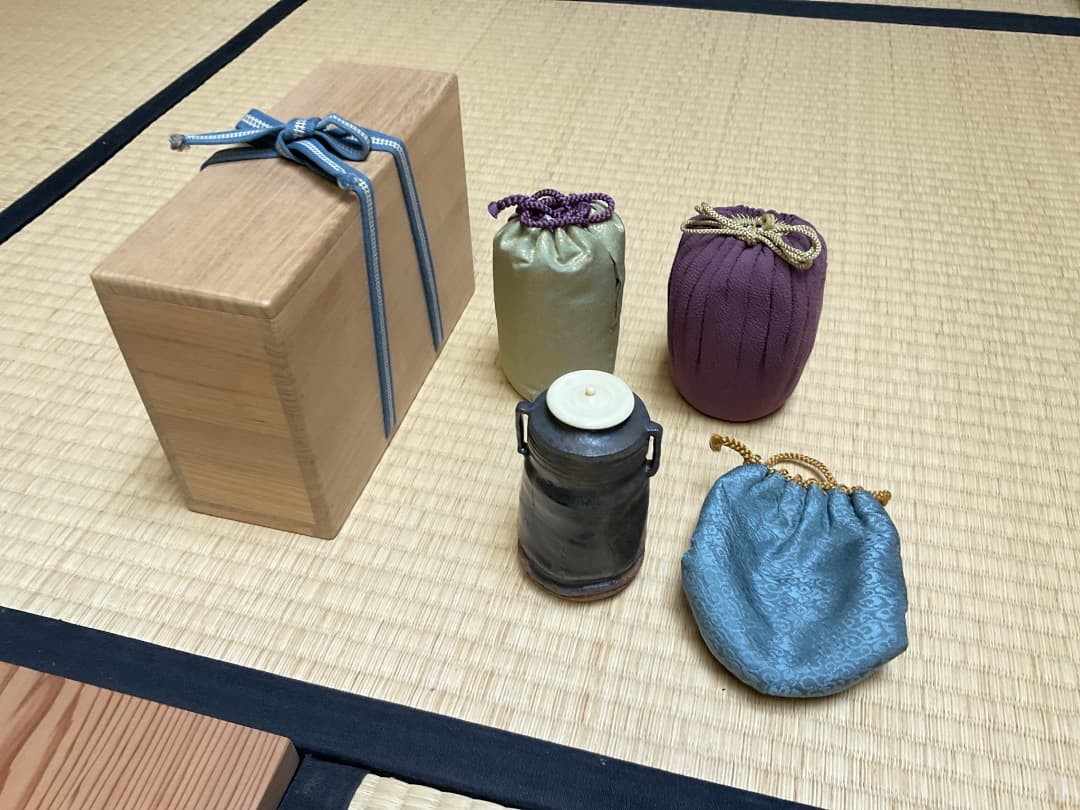 堀内宗完　瀬戸耳付茶入「千年翠」043