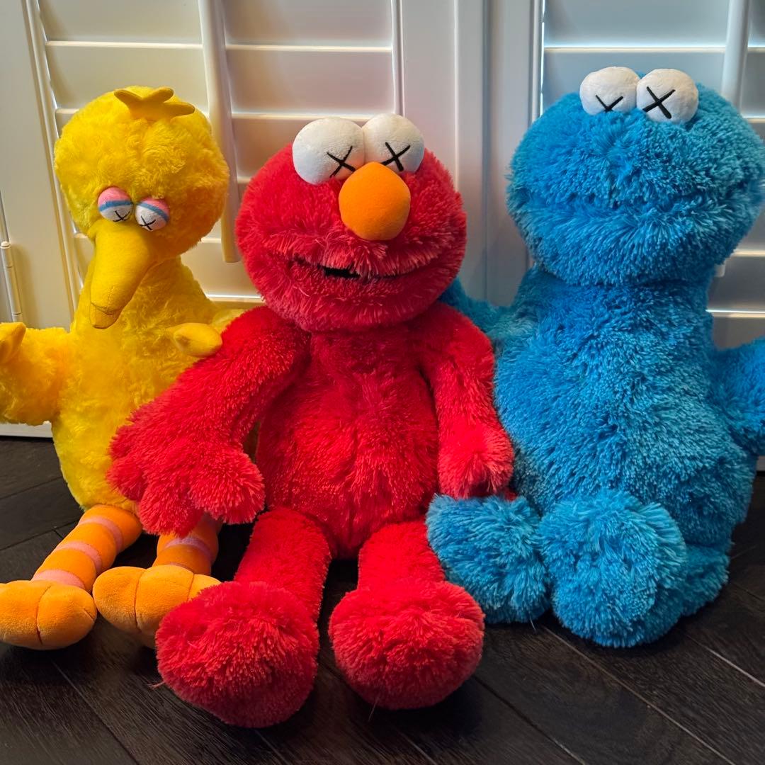 【新品】 ユニクロ Uniqlo × Kaws セサミストリート ぬいぐるみ