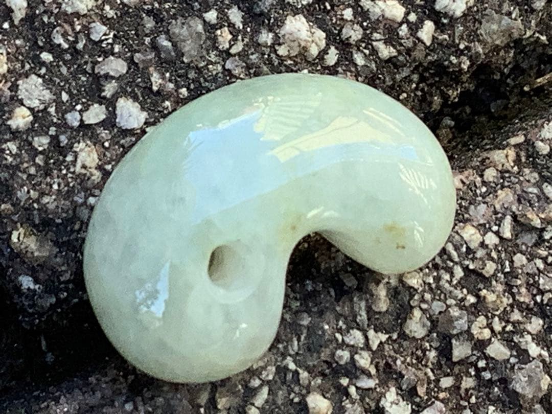 ✳ガラス質のアイスジェイド氷　糸魚川翡翠勾玉　極上高品質‼️ 鑑別書付の希少品を