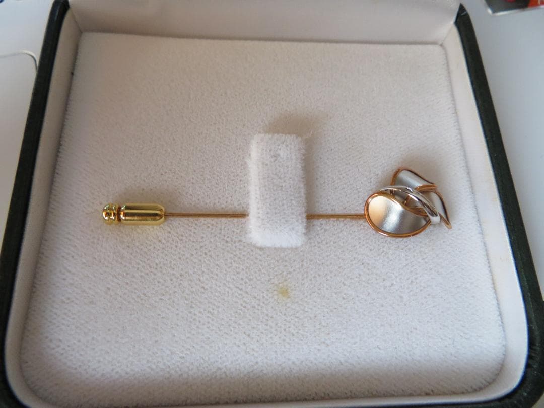 地金のピンブローチ　K18