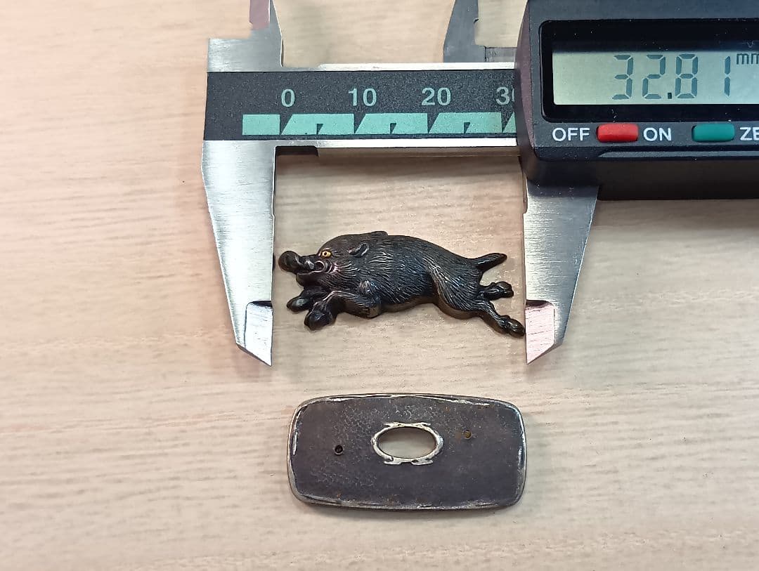 煙草入れ／超絶技巧前金具／猪／在銘あり