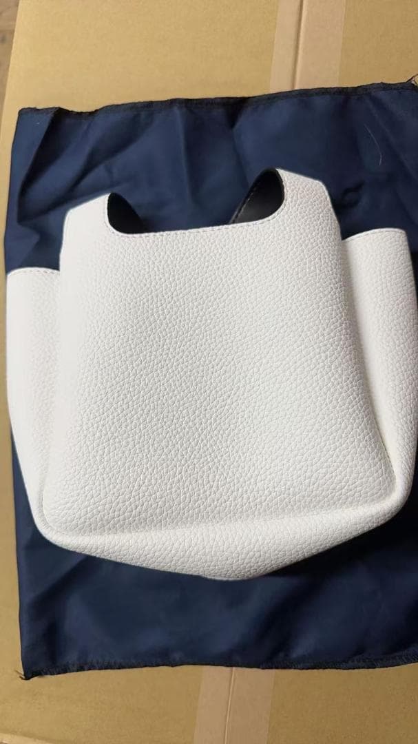 即日発送 ~~ ホワイトレザーハンドバッグ 保存袋付き