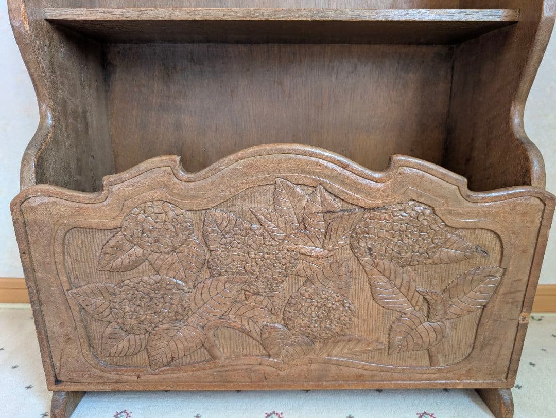 ハンドメイド　木製彫刻入り二段本棚