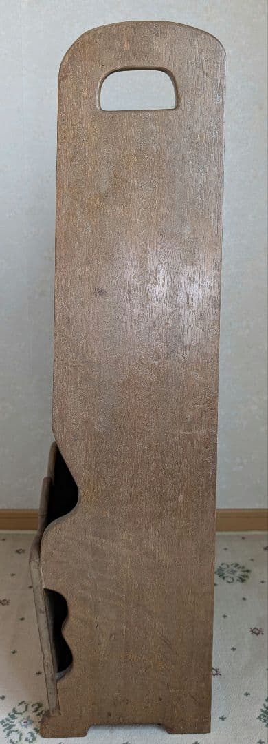 ハンドメイド　木製彫刻入り二段本棚