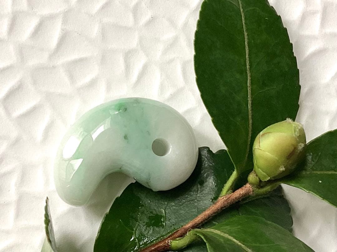 ✳激安卸し値段　糸魚川翡翠勾玉　業者様も買って損無しです‼️本物ジェダイト鑑別書付