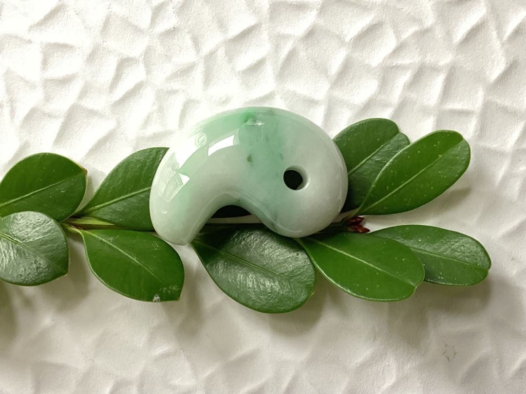 ✳激安卸し値段　糸魚川翡翠勾玉　業者様も買って損無しです‼️本物ジェダイト鑑別書付