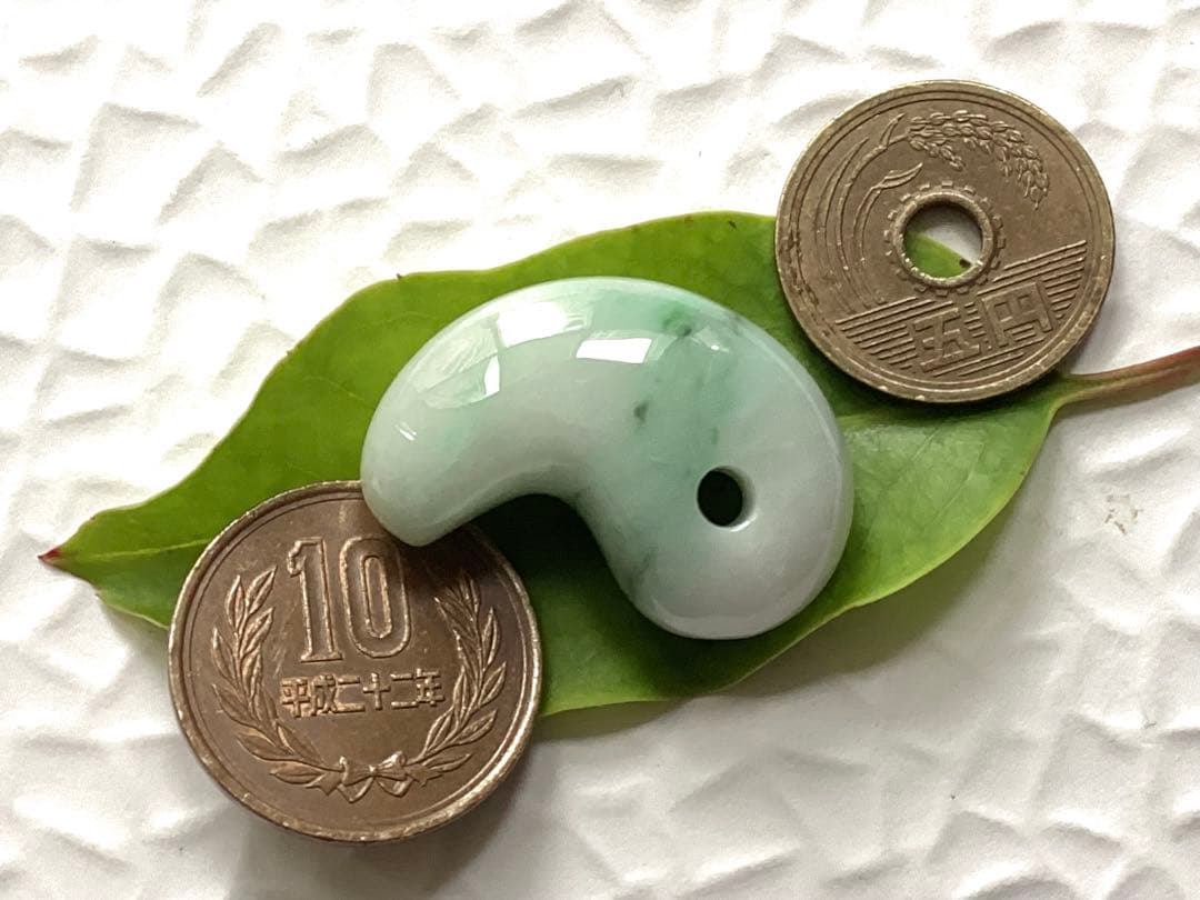 ✳激安卸し値段　糸魚川翡翠勾玉　業者様も買って損無しです‼️本物ジェダイト鑑別書付