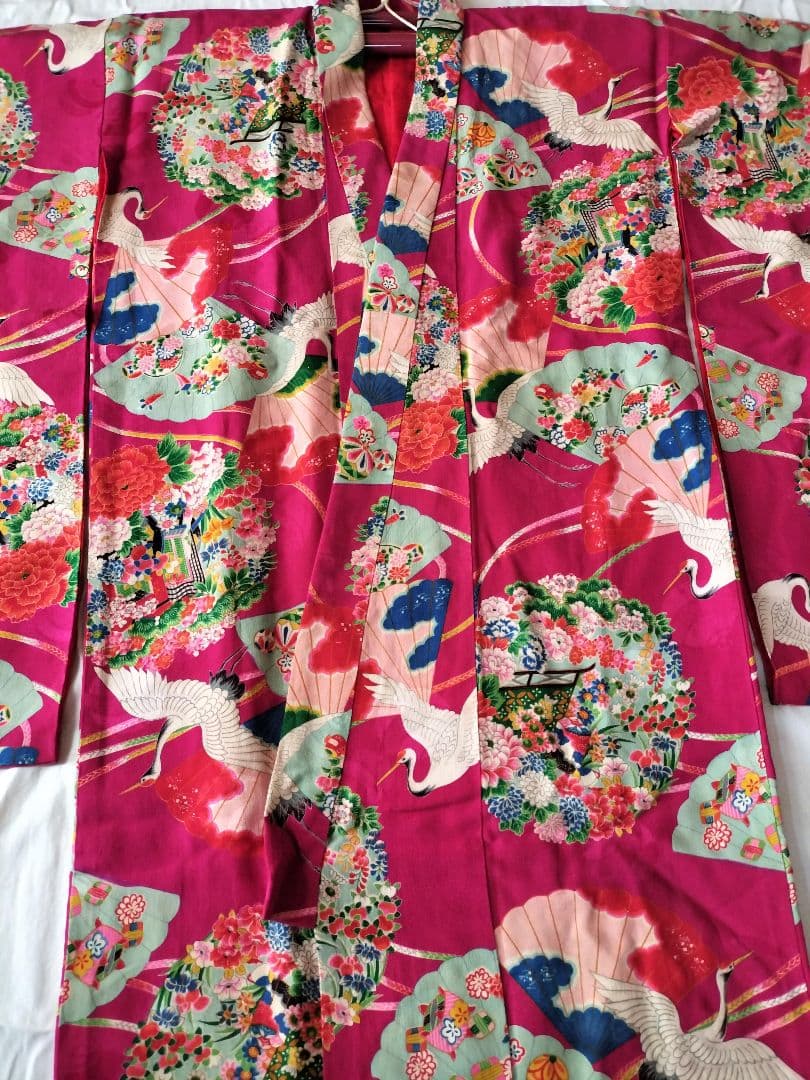 アンティーク子供着物・織りだし正絹・濃いピンク着物