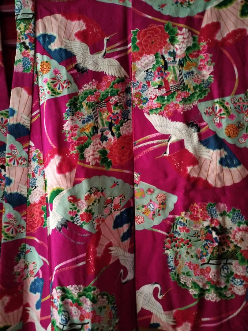 アンティーク子供着物・織りだし正絹・濃いピンク着物