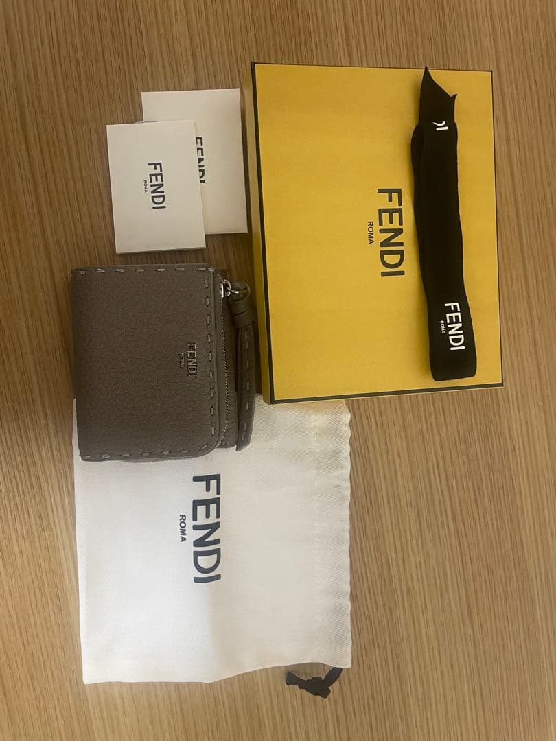 FENDI フェンディ ピーカブーマイクロ三つ折り財布セレリアグレー