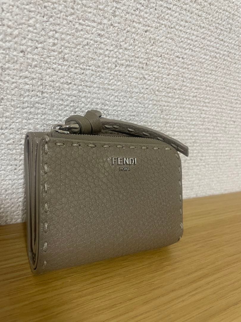FENDI フェンディ ピーカブーマイクロ三つ折り財布セレリアグレー