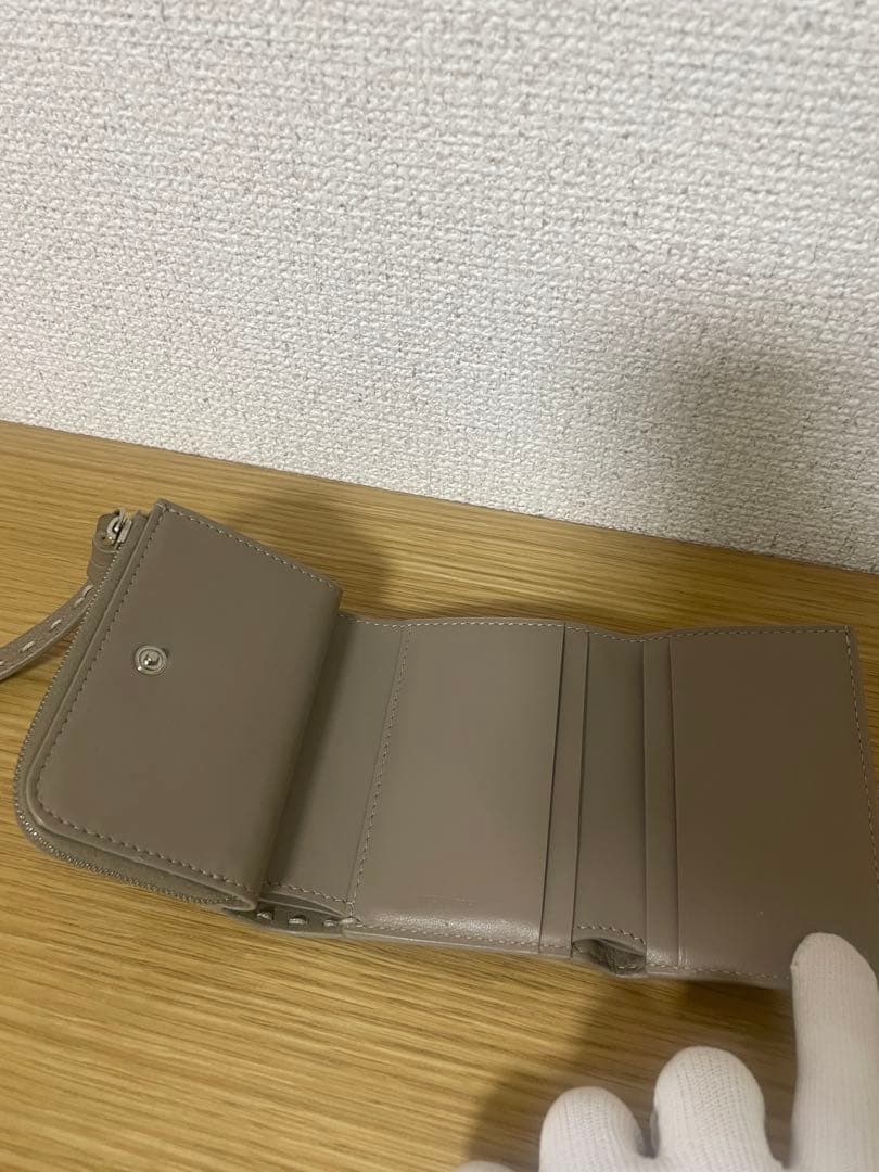 FENDI フェンディ ピーカブーマイクロ三つ折り財布セレリアグレー