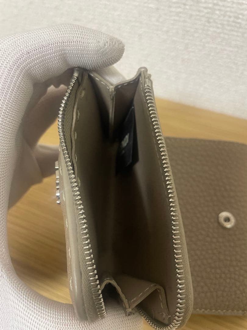 FENDI フェンディ ピーカブーマイクロ三つ折り財布セレリアグレー