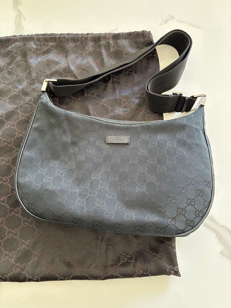 グッチ ハーフムーン ショルダーバッグ ロゴプレート GGキャンバス 黒