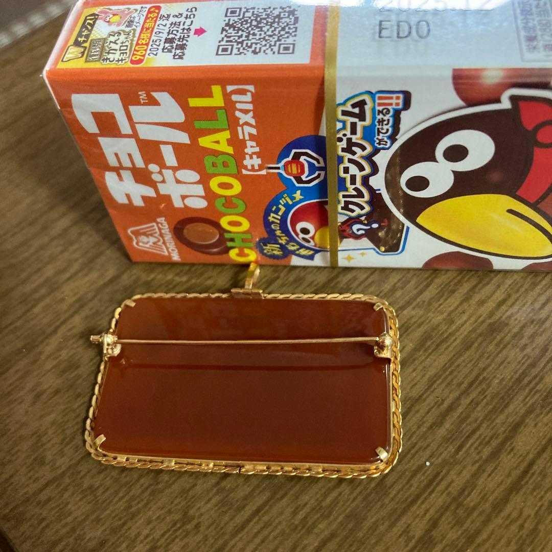 クラシックな浮彫ブローチ