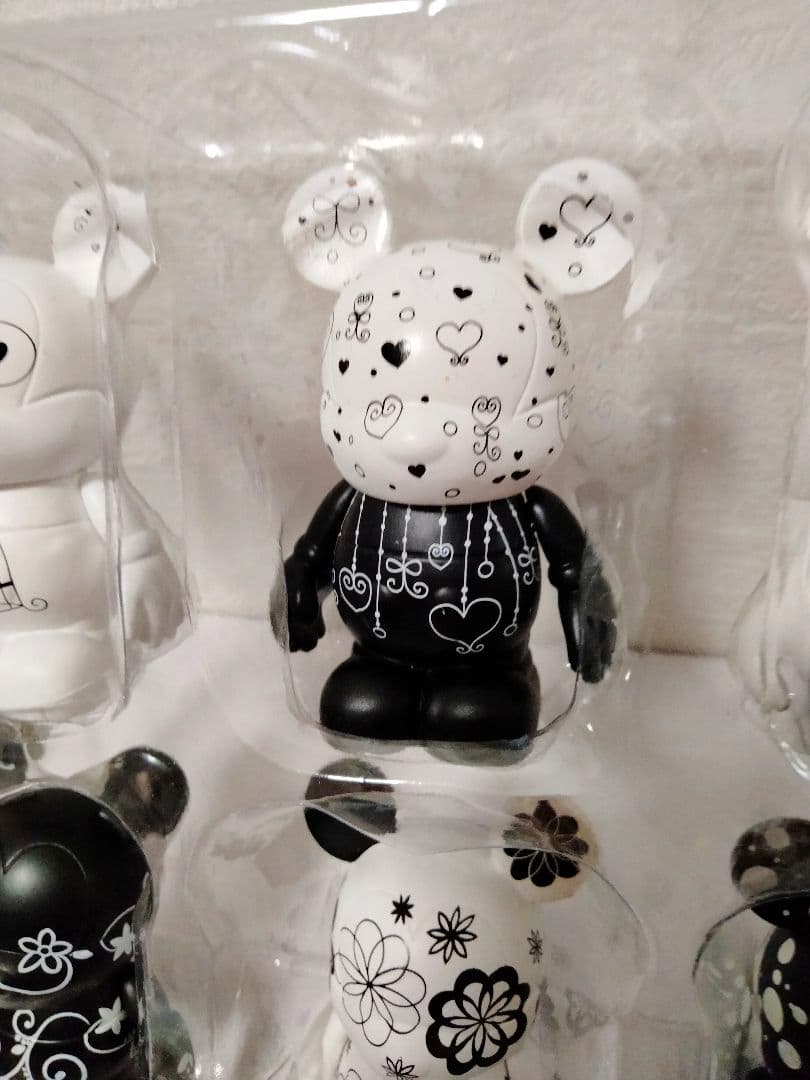 ディズニー　バイナルメーション Black & White 草花と鳥の模様