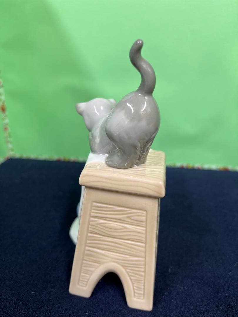 リヤドロナオ猫の陶器置物