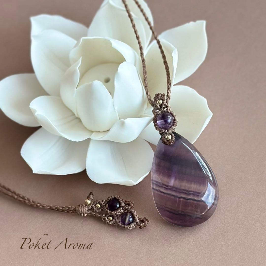 『天秘糸』大きなパープルフローライトとファントムアメジストのマクラメネックレス