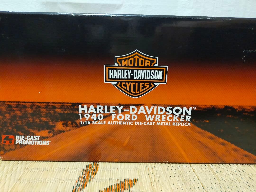 ミニカー HARLEY-DAVIDSON 1940 FORD WRECKER 1:16