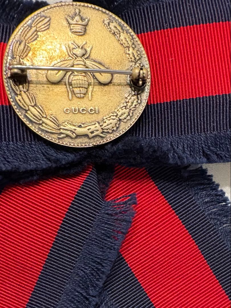 グッチ☆リボンブローチ　シェリーリボン✖️ラインストーン　蜂　ロゴ　リボンタイ