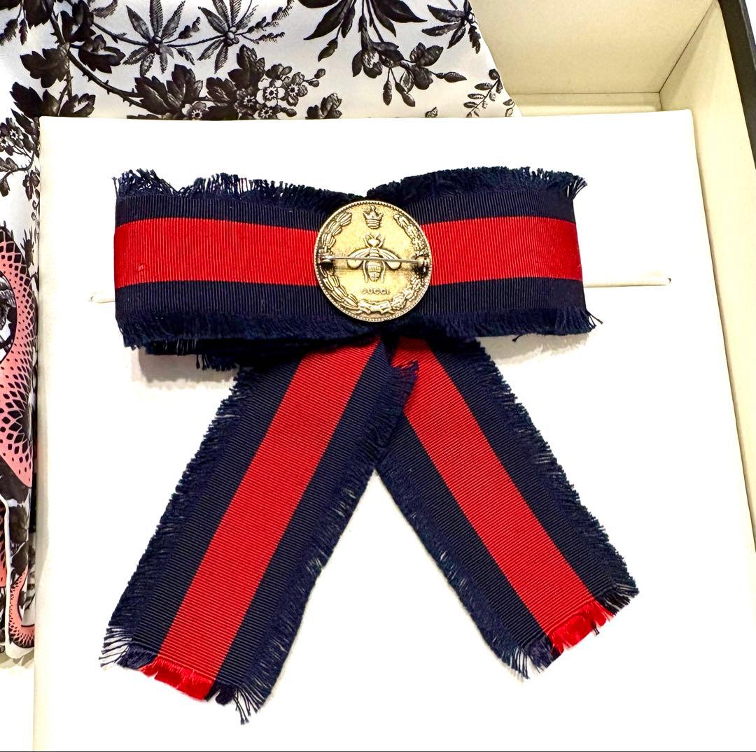 グッチ☆リボンブローチ　シェリーリボン✖️ラインストーン　蜂　ロゴ　リボンタイ