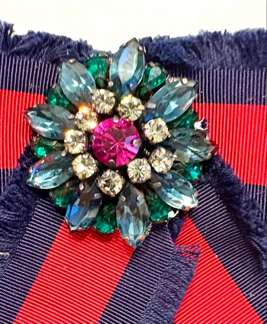 グッチ☆リボンブローチ　シェリーリボン✖️ラインストーン　蜂　ロゴ　リボンタイ