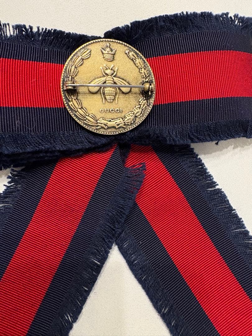 グッチ☆リボンブローチ　シェリーリボン✖️ラインストーン　蜂　ロゴ　リボンタイ