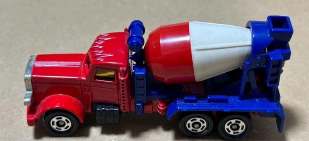 トミカ アメリカン ミキサー車